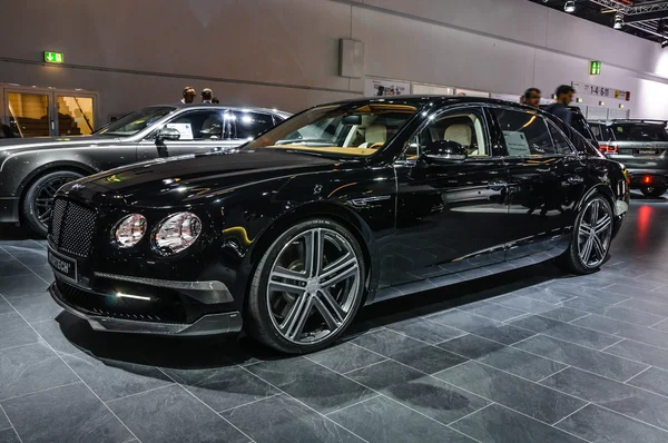 FRANKFURT - SEPTIEMBRE 2015: Bentley Flying Spur Startech presenta en — Foto de Stock