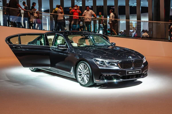 FRANKFURT - SEPTIEMBRE 2015: BMW 750Li xDrive presentado en IAA Interna — Foto de Stock