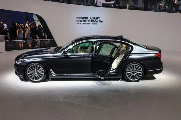 FRANKFURT - SEPT 2015: BMW 750Li xDrive presented at IAA Interna — Stockfoto