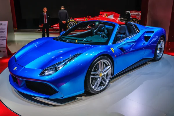 FRANKFURT - SEPTIEMBRE 2015: Ferrari 488 Spider presentado en el IAA Inter — Foto de Stock