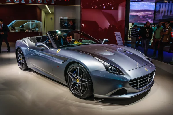 FRANKFURT - SEPTIEMBRE 2015: Ferrari California T presentado en IAA Int — Foto de Stock