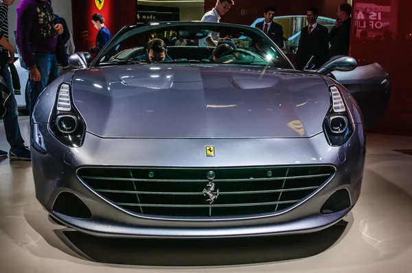 ФРАНКФУРТ - СЕНТЯБРЬ 2015: Ferrari California T представлена на IAA Int — стоковое фото