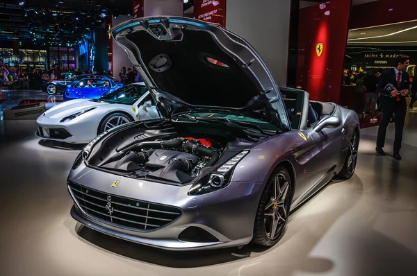 ФРАНКФУРТ - СЕНТЯБРЬ 2015: Ferrari California T представлена на IAA Int — стоковое фото