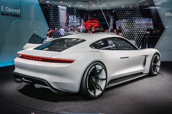 FRANKFURT - SEPT 2015: Porsche Mission E Concept præsenteret på IA - Stock-foto