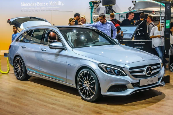 FRANKFURT - SEPT 2015: Mercedes-Benz C 350 e presented at IAA In — Stockfoto