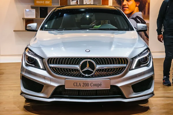 FRANKFURT - SEPTIEMBRE 2015: Mercedes-Benz CLA 200 cupé presentado en — Foto de Stock