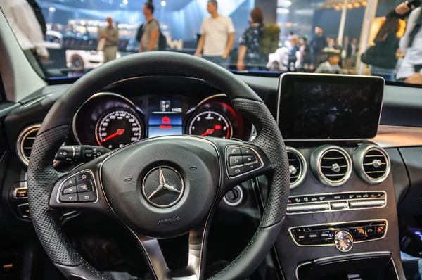 FRANKFURT - SEPTIEMBRE 2015: Mercedes-Benz C 300 h presentado en IAA En —  Fotos de Stock