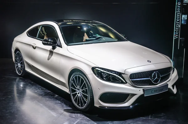 FRANKFURT - SEPTIEMBRE 2015: Mercedes-Benz C 500 Cabriolet presentó una — Foto de Stock