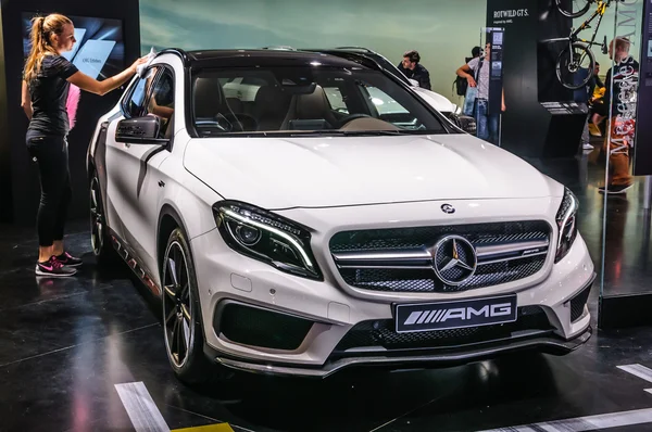 FRANKFURT - SEPTIEMBRE 2015: Mercedes-Benz GLA 45 AMG presentado en la IAA — Foto de Stock