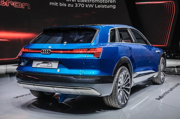 FRANKFURT - SEPTIEMBRE 2015: Audi E-Tron Quattro Concept presentado en — Foto de Stock