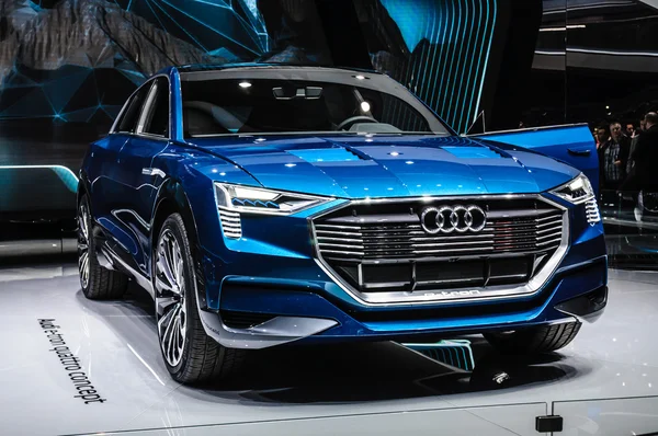 FRANKFURT - SEPT 2015: Audi E-Tron Quattro Concept presented at — Zdjęcie stockowe