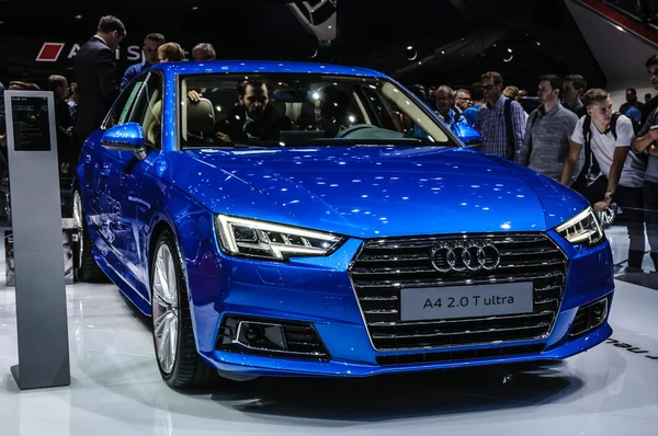 FRANKFURT - SEPTIEMBRE 2015: Audi A4 2.0 T ultra presentado en IAA Inte — Foto de Stock