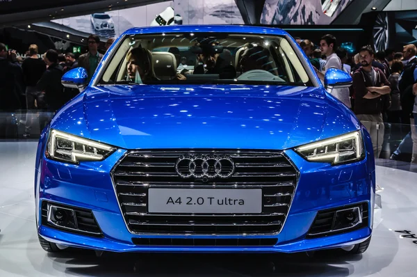 FRANKFURT - SEPTIEMBRE 2015: Audi A4 2.0 T ultra presentado en IAA Inte — Foto de Stock