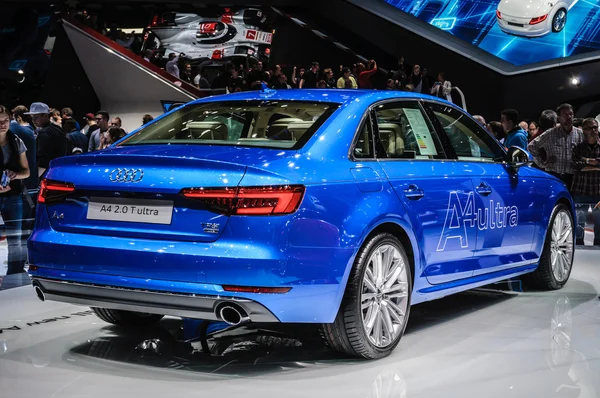 FRANKFURT - SEPTIEMBRE 2015: Audi A4 2.0 T ultra presentado en IAA Inte — Foto de Stock