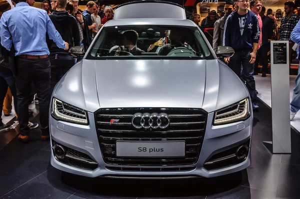 FRANKFURT - SEPTIEMBRE 2015: Audi S8 plus presentado en IAA Internation — Foto de Stock