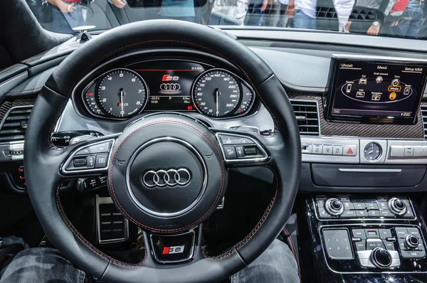 FRANKFURT - SEPTIEMBRE 2015: Audi S8 plus presentado en IAA Internation — Foto de Stock