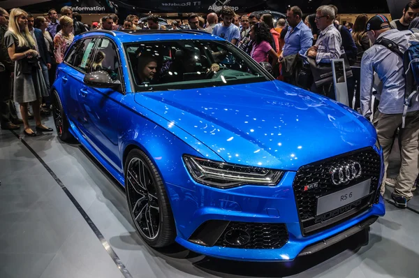 FRANKFURT - SEPTIEMBRE 2015: Audi RS 6 presentado en IAA International — Foto de Stock