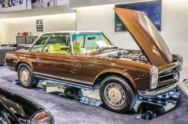 FRANKFURT - SEPT 2015: 1969 MERCEDES-BENZ 280SL PAGODA BRABUS CL