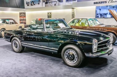 FRANKFURT - SEPT 2015: 1969 MERCEDES-BENZ 280SL PAGODA cabrio BR