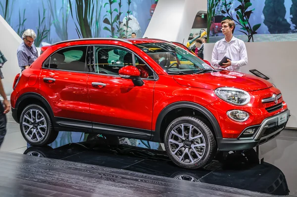 FRANKFURT - SEPT 2015: FIAT 500x presented at IAA International — стокове фото