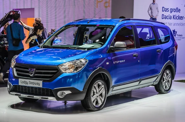 FRANKFURT - SEPTIEMBRE 2015: Dacia Lodgy Stepway presentada en IAA Inte — Foto de Stock