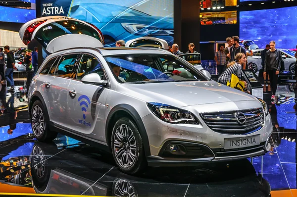 FRANKFURT - SEPTIEMBRE 2015: Opel Insignia presentada en IAA Internatio —  Fotos de Stock