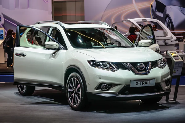 FRANKFURT - SEPTIEMBRE 2015: Nissan X-Trail presentado en IAA Internati —  Fotos de Stock