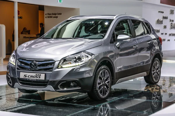 FRANKFURT - SEPTIEMBRE 2015: Suzuki SX4 S-Cross presentada en el IAA Inter —  Fotos de Stock