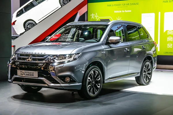 FRANKFURT - SEPT 2015: Mitsubishi Outlander plug-in Hybrid prese — стокове фото