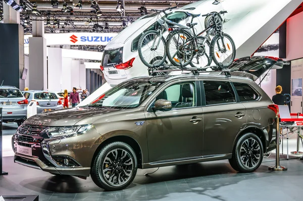 FRANKFURT - SEPT 2015: Mitsubishi Outlander plug-in Hybrid prese — Stock Photo, Image