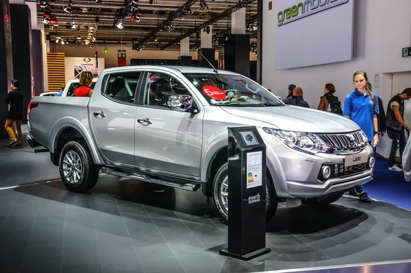 FRANKFURT - SEPTIEMBRE 2015: Mitsubishi L200 presentado en IAA Internat — Foto de Stock