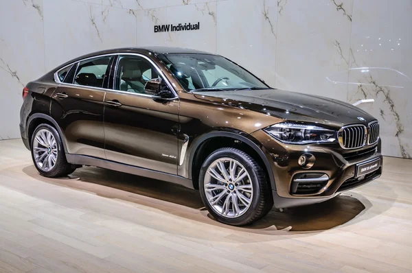 FRANKFURT - SEPTIEMBRE 2015: BMW X6 xDrive40d presentado en IAA Interna — Foto de Stock