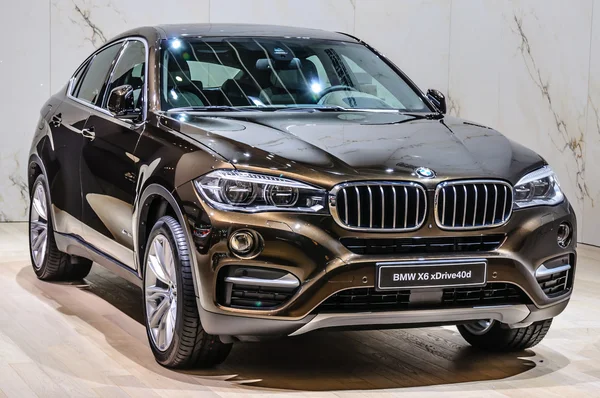 FRANKFURT - SEPTIEMBRE 2015: BMW X6 xDrive40d presentado en IAA Interna —  Fotos de Stock