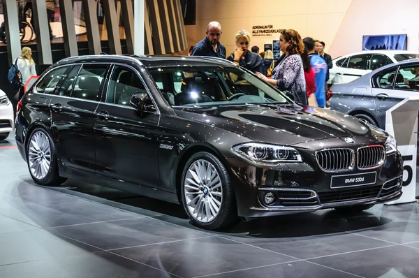 FRANKFURT - SEPT 2015: BMW 530d presented at IAA International M — стокове фото