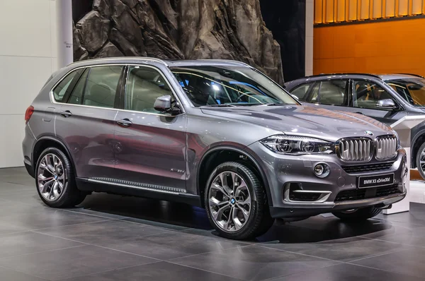 FRANKFURT - SEPT 2015: BMW X5 xDrive30d presented at IAA Interna — Stockfoto