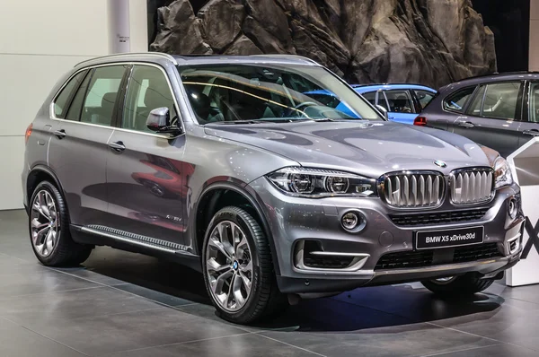 FRANKFURT - SEPTIEMBRE 2015: BMW X5 xDrive30d presentado en IAA Interna — Foto de Stock