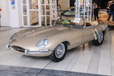 Frankfurt - Sept 2015: Jaguar E-Type cabrio IA sunulan 1963