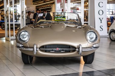 Frankfurt - Sept 2015: Jaguar E-Type cabrio IA sunulan 1963