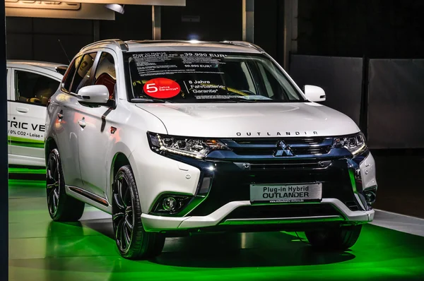 FRANKFURT - SEPT 2015: Mitsubishi Outlander plug-in Hybrid prese — Zdjęcie stockowe