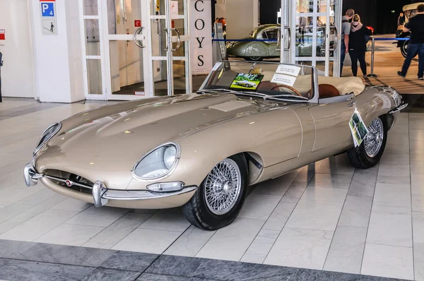 FRANKFURT - SEPTIEMBRE 2015: Jaguar E-Type cabrio 1963 presentado en IA — Foto de Stock