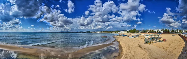 Barche sulla spiaggia soleggiata Hammamet, Tunisia, Mar Mediterraneo, Afric — Foto Stock