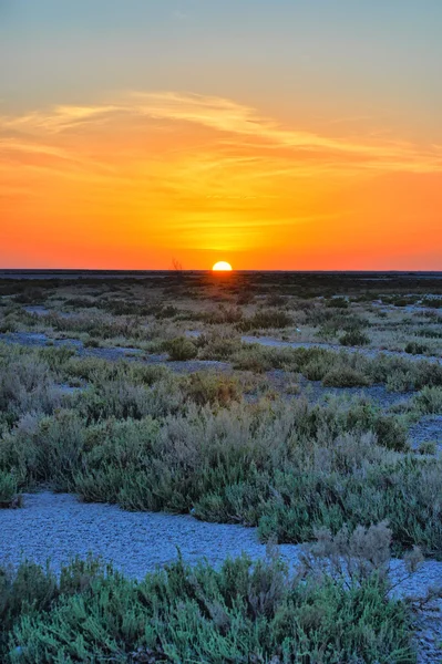Wunderschöner sonnenuntergang am salzsee chott el djerid, sahara wüste, tu — Stockfoto