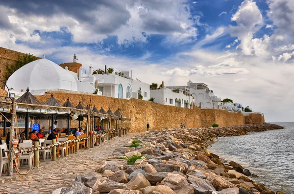Hammamet, Tunus - Ekim 2014: Cafe antik Med taşlı sahilde