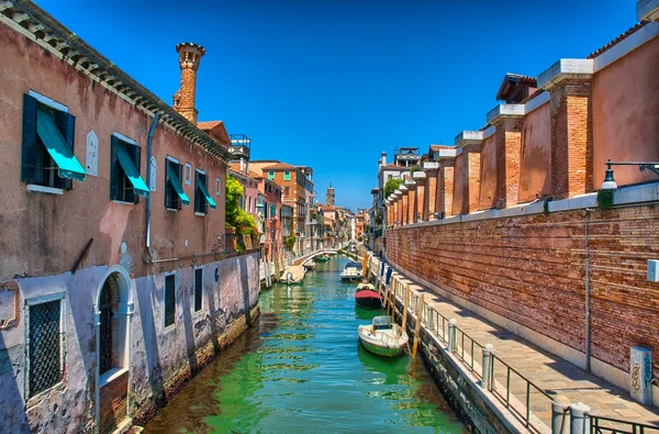 Canal panorâmico com barcos, Veneza, Itália, HDR — Fotografia de Stock
