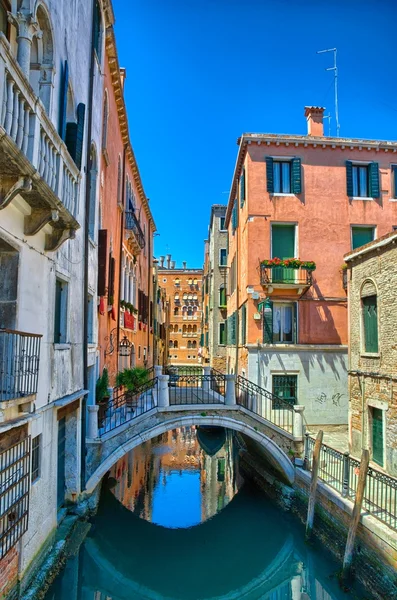 Kanalen med bron i Venedig, Italien, Hdr — Stockfoto