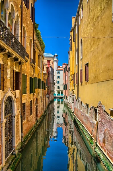 Malebný kanál na slunečný den, Benátky, Itálie — Stock fotografie