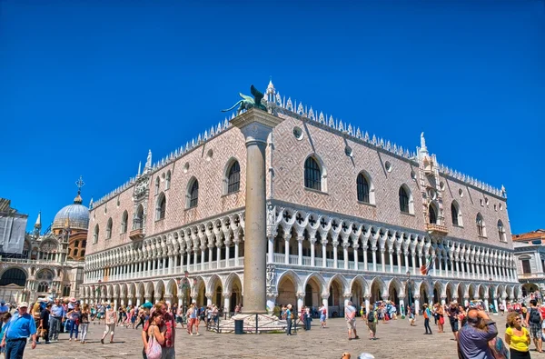 VENICE, ITALY - JUN 2014: The St. Mark's Square, Piazza San Marc — Stock Photo, Image