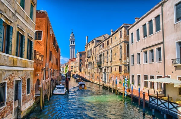 Schilderachtige kanaal met Carabinieri boten, Venetië (Italië), Hdr — Stockfoto