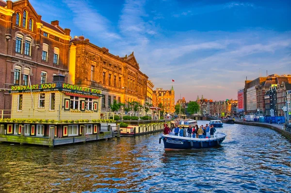 AMSTERDAM, OLANDA - GIUGNO 2013: Barche sul fiume Amstel il 5 giugno , — Foto Stock