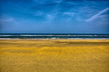 Güzel kum plaj Zandvoort yakınındaki Amste dalgalar, Kuzey Denizi, ile